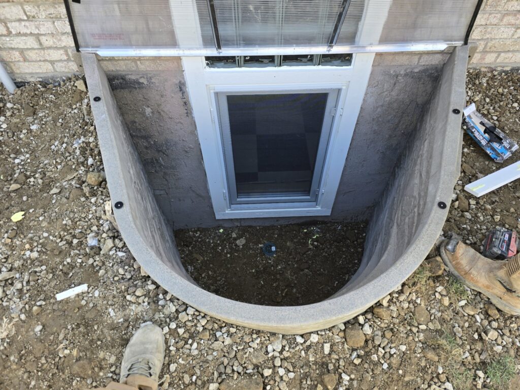 Exterior window well with closed cover